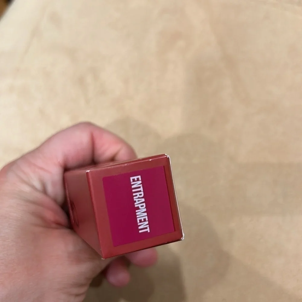 RARE JEFFREE STAR HOLIDAY VELVEL TRAP LIPSTICK- ENTRAPMENT Red New in box